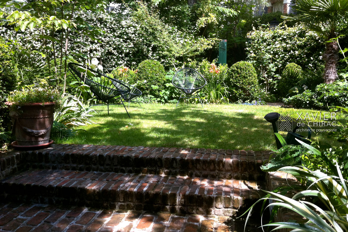 Un jardin avec de nombreuses plantes à fleurs et à feuillages décoratif